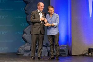Dr Pearse Lyons, założyciel i prezes firmy Alltech, nagradza Peter'a Diamandis, założyciela XPRIZE Foundation i współzałożyciela Singularity University, nagrodą Alltech Humanitarian Award podczas ONE17